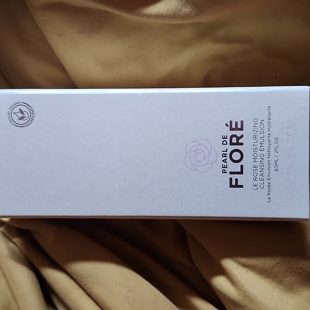 Pearl De Floré Le Rose Moisturizing Cleansing Emulsion